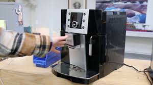 El tanque de agua es de carga frontal, lo que es muy conveniente, ya que no tendrás que girar la máquina para llegar a la parte posterior cuando sea el momento de rellenarla. 920 Delonghi Perfecta Repair Test Youtube