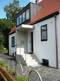 Sehr Moderne Und Schlichte Eingangssituation Mit Treppe Und Podest Passt Sehr Gut Zum Renovierten Altbau Hauseingang Treppen Treppe Aussen Aussentreppe