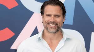 Joshua Morrow (Les Feux de l'amour) giflé dans un aéroport à cause de Nick  : "Madame, je suis l'homme le plus gentil du monde !"