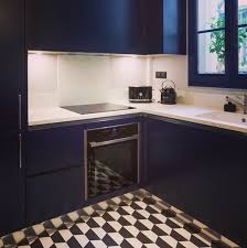 Variation En Bleu Marine Et Noir Pour Cette Cuisine Design Meubles Bleus Profond Plan De Travail Et Credence En Gres Cerame Imitation In 2020 Home Decor Kitchen Home