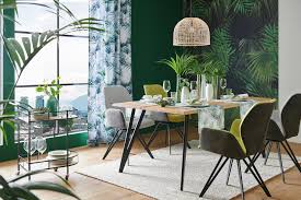 esszimmer mit stuhlen und esstisch im tropischen botanic look esstisch einrichtungsideen esszimmer