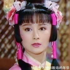 潘迎紫（1949年5月21日 － ），昵称娃娃，香港 邵氏电影公司出道、走红于台湾的香港 女演员。. 74å²æ½˜è¿Žç´«å'Œ41å²äºŽæ­£åˆç…§ ç›¸å·®33å²å´åƒåŒé¾„äºº éš¾ä»¥ç½®ä¿¡ å¿«èµ„è®¯