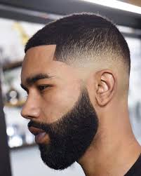 O corte fade faz um degradê nas laterais do cabelo e na nuca. Mid Fade Midfade Haircut Menshairstyles Mens Haircuts Fade Fade Haircut With Beard Beard Fade