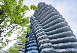 陶朱隱園（英語： tao zhu yin yuan 或 agora garden ）是位於臺灣 臺北市 信義計畫區的豪宅大樓，位在松勇路及松高路口，土地面積約為2468坪，由威京集團的亞太工商聯與中華工程合建，建築師為比利時籍的 vincent callebaut （ 英语 ： vincent callebaut ） 。該建築樓高93.2公尺，地上樓層21樓，地下樓層4樓，總樓地板面積為12,962坪，於2018年第三季竣工，第一戶的正式交易日期為隔年7月. é€™å€‹å»ºç¯‰çœŸæ˜¯åŸŽå¸‚ä¸­çš„ä¸€é»ž ç¶  é™¶æœ±éš±åœ' è³‡è¨Šå'–