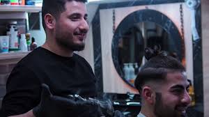 Bu saç bu sakalla ne giyse ya da giymese yakışır. Arkadan Baglamali Erkek Sac Kesimi Youtube