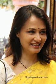 Amala Akkineni In Simple Black Beads Chain Photo Black Beads Celebrity Jewelry Antique Jewelry Indian Download hd minimalist wallpapers best collection.