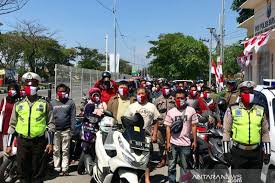 Free download gambar mobil polisi rommy car via animasi peraturan lalu lintas youtube via youtube.com. Pengendara Berhenti Sebelum Lintasi Suramadu Di Detik Detik Proklamasi Antara News
