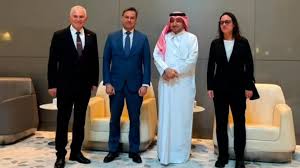 Canciller de Venezuela presenta en Qatar condolencias por deceso del Emir Padre