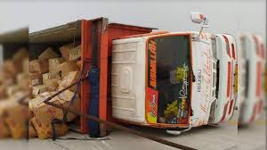 Bagi anda yang cari lowongan kerja driver truk terbaru, selamat datang di revolusi terbaru! Truk Muat Cabe Terguling Di Tol Kertosono Nganjuk Diduga Gara Gara Sopir Mengantuk Surya