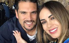 La bailarina maura rivera se refirió a la riña en que se vio involucrado su esposo, el exfutbolista mark gonzález, durante un paseo familiar en lo barnechea. La Provocadora Foto De Maura Rivera Y Mark Gonzalez En Instagram