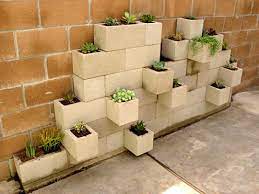 Una idea especialmente adecuada para jardines de 1 imágenes de jardineras en fachadas. Una Jardinera Hecha Con Bloques De Hormigon