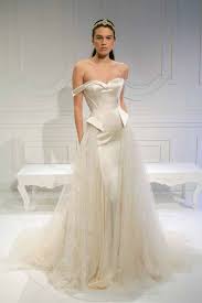 Von eleganten stilen bis hin zu kurzen rüschen designs sind alle hier. Romantisch Oder Puristisch Welches Brautkleid Passt Perfekt Zu Deinem Sternzeichen Brautmode Brautkleid Verfuherische Brautkleider