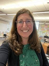 Shari Russell's Instagram, Twitter & Facebook