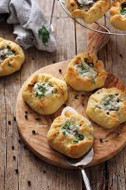 Nu mă voi putea lăuda cu fripturile și prăjiturile, nu am povara alcătuirii unui meniu de revelion. Retete Sarate De Craciun Retete Culinare Laura Adamache