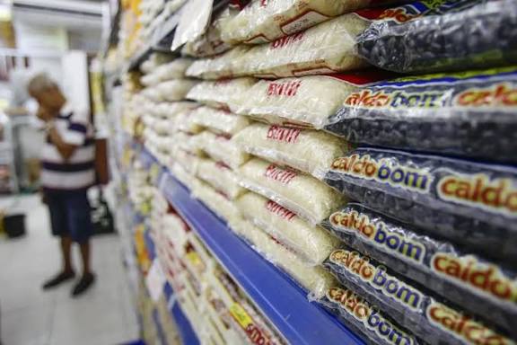 Supermercado limita compra de arroz, feijão e leite no Brasil após enchentes