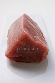 La bistecca di tonno è un secondo veloce da cucinare, quindi ottimo per quando non si dispone di molto tempo da dedicare alla cucina. Filetto Di Tonno Fresco Primo Piano Sfocato Stock Photo 148709195