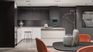 No exceden las tonalidades, más bien unas van balanceando a las otras, y es ideal para colocarse en el hogar de una pareja de recién casados, a la que no le daría miedo salir un poco de lo cotidiano. Cocinas Modernas En Blanco Y Gris Que Gustan A Todo El Mundo