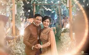 Menikahi dinda hauw yang usianya dua tahun lebih tua dari dirinya, bukan masalah untuk rey mbayang. Ungkapan Haru Felicya Angelista Undur Pernikahan Imbas Pandemi Virus Corona Okezone Celebrity