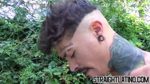 Latino tatuado pene al aire libre martillado después de estimulación oral