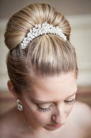 Coque Alto Com Tiara Uma Princesa No Altar Long Hair Styles Hair Styles Wedding Hairstyles