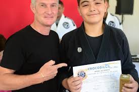 Cerimônia de Graduação do Projeto 'Bom de Luta, Bom de Escola' Celebra  Conquistas no Jiu-Jitsu e Excelência Escolar” 🥋 O projeto de Jiu-Jitsu  “Bom de Luta, Bom de Escola”, realizou no último