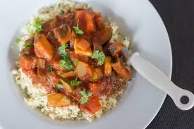 Meng de kruidenpasta door het groentemengsel in de pan en voeg de couscous toe. Marokkaanse Groentestoof Met Kruidencouscous Ohmyfoodness