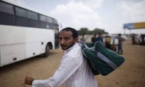 يفر مئات اليمنيين من الحرب الدائرة في بلدهم إلى أفريقيا عبر خليج عدن ومضيق باب المندب أو ميناء المخا بحثا عن حياة آمنة وأفضل، كما فعل سابقا في الاتجاه المعاكس مئات. G4e7un7ljbnaam