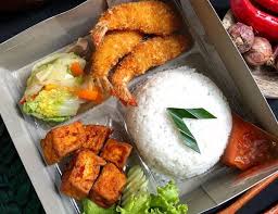 Pada dasarnya rice box nasi kekinian ini mirip dengan nasi bungkus atau nasi kotak pada umumnya namun rice box ini sekarang dikemas lebih kekinian yang sesuai dengan era zaman sekarang. Mencoba Menu Menu Baru Dalam Paket Nasi Kotak Kekinian