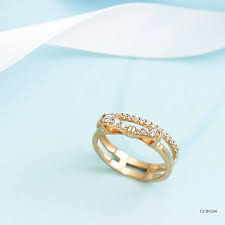 Cincin pertunangan satu ini sebenarnya hampir sama dengan gambar nomor 21 hanya saja bahan yang digunakan untuk cincin pertunangan pada gambar satu ini adalah emas. 55 Cincin Emas Ideas Rings Jewelry Engagement Rings