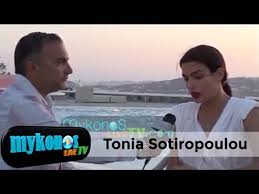 Εντυπωσιακη εμφανιση στην παγκοσμια πρεμιερα του skyfall! Tonia Sotiropoulou In Skyfall James Bond S Girl Interview In Mykonos Video Dailymotion