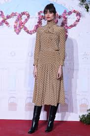 Les premiers rayons, les premiers verres, le premier dîner en rouje de l'année. Le Style Retro De Clara Luciani En 11 Looks Vogue Paris