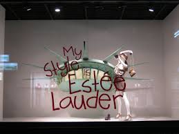 Umgang Mit Schrift Direkt Am Fenster Shop Window Design Visual Merchandising Shop Window