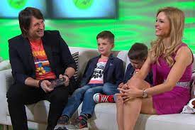 Edvin marton (csűri lajos, nagyszőlős, 1974. Ilyen Gyonyoru Edvin Marton Felesege Dogos Ruhat Huzott A Reggeli Musorban Hazai Sztar Femina