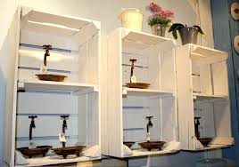 Alte Holzkisten Wurden Mit Einem Zwischenboden Versehen Weiss Angestrichen Und An Der Wand Befestigt Fertig Ist Das Neue Regal Regal Upcycling Holzkisten