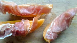 Tagliate la fetta di prosciutto crudo a cubetti e incorporatela nella padella. Frutta E Prosciutto Crudo Tre Abbinamenti La Tana Del Biantortiglio