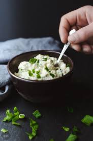 Cremiger Mandelfrischkase Mit Fruhlingszwiebeln Mehr Als Grunzeug Veganer Frischkase Lebensmittel Essen Rezepte