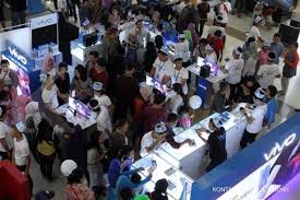 Stiff, smile, sengek, fierce, rivalry, compete, intense, competition. Persaingan Di Pasar Ponsel Pintar Makin Sengit