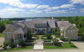 Justin Bieber Buys 5m Lakefront Mansion In Canada With Horse Track Mansions Canada House Justin Bieber