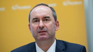 Bayerns wirtschaftsminister sieht raschen handlungsbedarf. Freie Wahler Politiker Hubert Aiwanger Im Interview Hessen