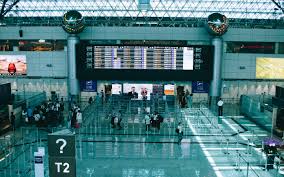 桃園機場捷運，通稱為機場捷運、機捷 ，是一條橫跨臺灣 臺北市、新北市、桃園市的捷運路線，也是桃園捷運首條營運路線，總工程經費接近新台幣1200億元 ，由中華民國政府全額出資興建 ，為臺灣第一個以提供機場聯外交通為主要目的之捷運線、以及第一條有跳站停靠之營運模式的捷運線，不僅. æ¡ƒåœ'æ©Ÿå ´åŽ»å®œè˜­