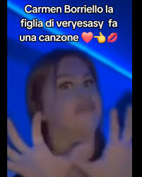 "Buongiorno e buona domenica. Degna figlia d'arte ma con un linguaggio  ancora più scurrile. Grazie Borrelli per quello che fai"