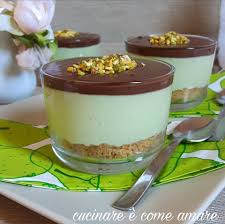 Ricotta, formaggio fresco e crema di pistacchi si sposano a meraviglia e donano una perfetta cremosità che, unita alla friabile base di biscotti e alla croccantezza. Cheesecake Pistacchio E Cioccolato Al Cucchiaio Cucinare E Come Amare