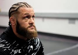 Co-main event up next!