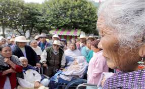 Desde hace 27 años las formas de festejar a nuestros abuelitos y abuelitas ha encontrado múltiples formas, aunque ahora con la pandemia y con la mayoría de los estados en color naranja nos tenemos que ajustar a la nueva normalidad, por lo que te ofrecemos. Dia Del Abuelo En Mexico 2021 En Que Fecha Cae