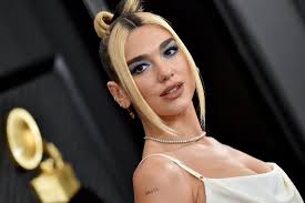 Dua lipa short haircut 2020 name bob pattern hair color from www.shorthairstylescutscolor.com Dua Lipa Dyed Her Hair Pink With Help From Anwar Hadid Popsugar Beauty