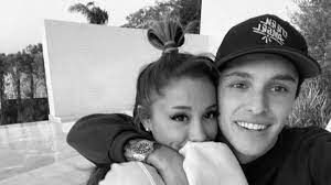 Es sei eine hochzeit voller liebe gewesen. Endlich Ariana Grande Teilt Fotos Ihrer Heimlich Hochzeit Promiflash De