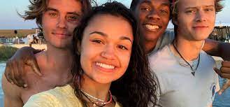 Et's katie krause spoke with actors chase stokes, madelyn cline, madison bailey, rudy pankow and jonathan daviss. The Outer Banks Season 2 Cast Everything You Need To Know Glamour Uk