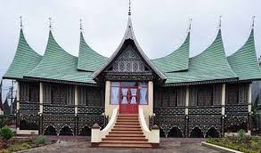 Bangunannya dibuat dari material kayu, sedangkan salah satu rumah adat sumatera barat yang dikategorikan sebagai rumah mewah adalah rumah gadang jenis maharam. Rumah Adat Sumatera Barat Nama Keunikan Gambar