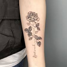 tattoo art work by 琳手臂內側 黑白線條玫瑰花 英文字設計歡迎預約討論 討論預約line winnie11191119 刺青預約時段15 00 22 00 picture tattoos arm band tattoo lower back tattoos
