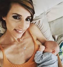 Elisa è ragazza di grande talento con un carattere al limite dell'irrequieto, che soltanto la ferrea disciplina dello sport agonistico è riuscita a placare. Elisa Di Francisca Mamma Bis L Allattamento E Social
